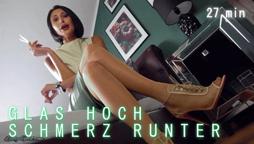 Glas hoch - Schmerz runter Da kniest du schon wieder vor mir… bereit, meine Gemeinheiten in dieser intensiven 27-minütigen Session zu ertragen! Bereit für mich zu leiden und zu schlucken... Bei dem Anblick deines nutzlosen, widerlichen Gehänges kann ich nicht anders... es schreit geradezu danach, gequält zu werden! Welche Utensilien ich heute einsetze, verrate ich dir noch … aber Kabelbinder sind auf jeden Fall dabei! So ein schönes, unbarmherziges Folterwerkzeug! Du wirst sie genau so anlegen, wie ich es dir befehle, und alles andere auch. Keine Angst, mein Sklave… mit jedem Schluck wird der Schmerz vielleicht ein bisschen gelindert… oder auch nicht! Haha! In diesem harten Trink- und CBT-Training werde ich dich quälen, demütigen und abfüllen!